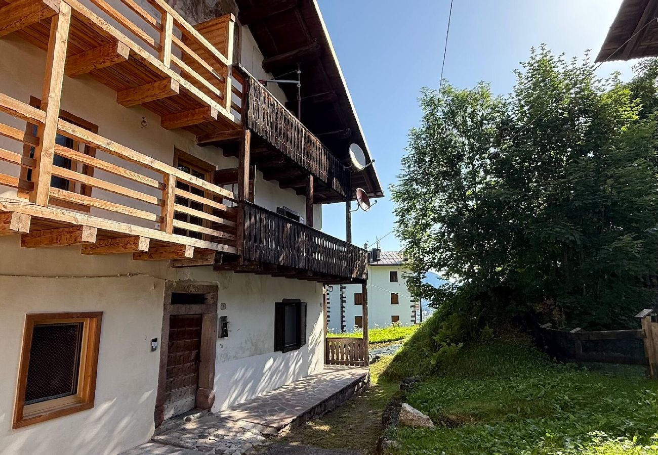 Ferienwohnung in Pie´ Falcade - Ciasa Silvano 1721 S.V. Ferienwohnung in Pie´ Falcade - Ciasa Silvano 1721 S.V.